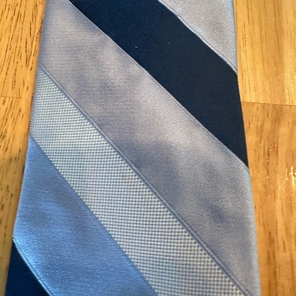 MICHAEL KORS MENS TIE Lt. Blue/Navy STRIPED 3.5 X 61 - Picture 4 of 5